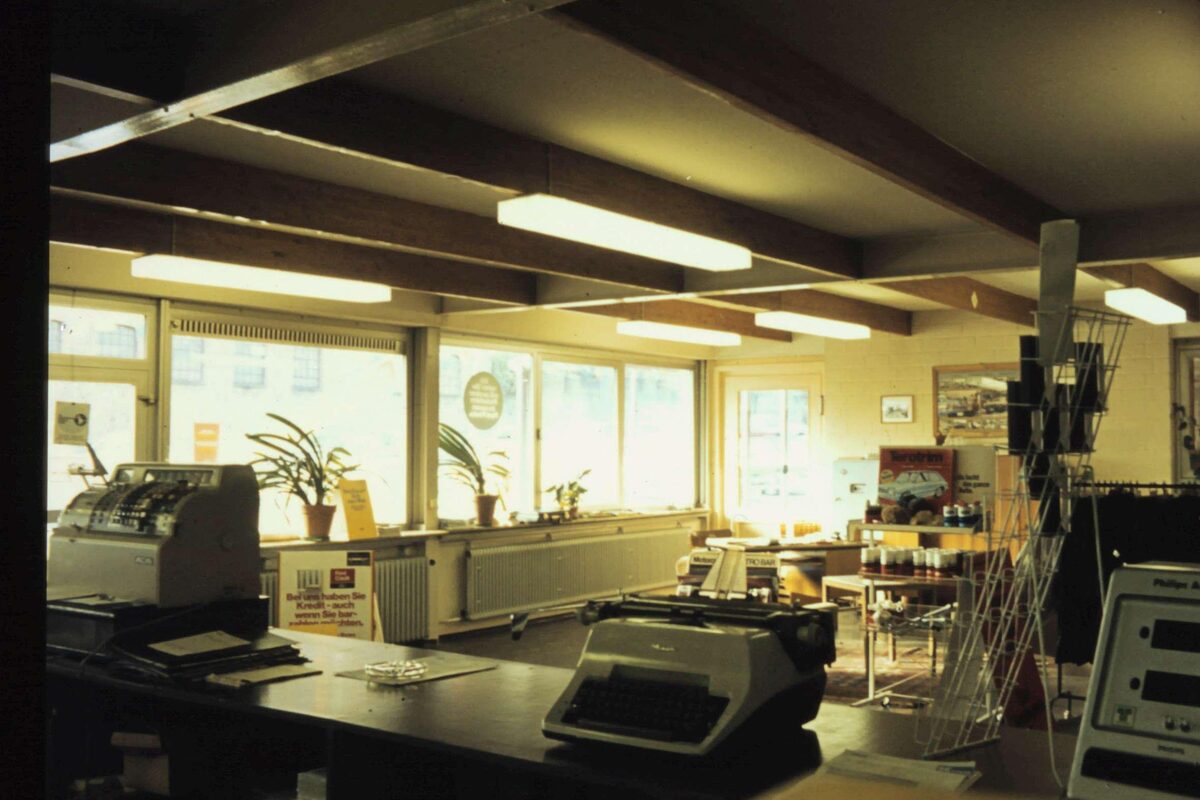 Büro des Autohauses in den Anfangsjahren