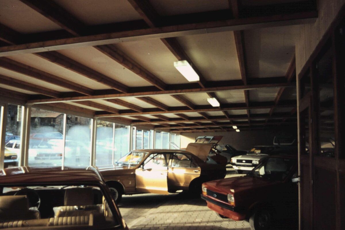 Ausstellungshalle des Autohauses in den Anfangsjahren