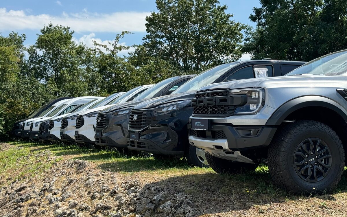 Fahrzeuge zur Auslieferung aufgereiht
